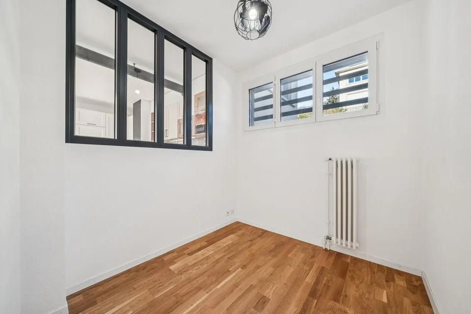 In einem Einfamilienhaus, 4 1/2 Zimmer mit Terrasse und privatem Garten – Foto 9 von 13