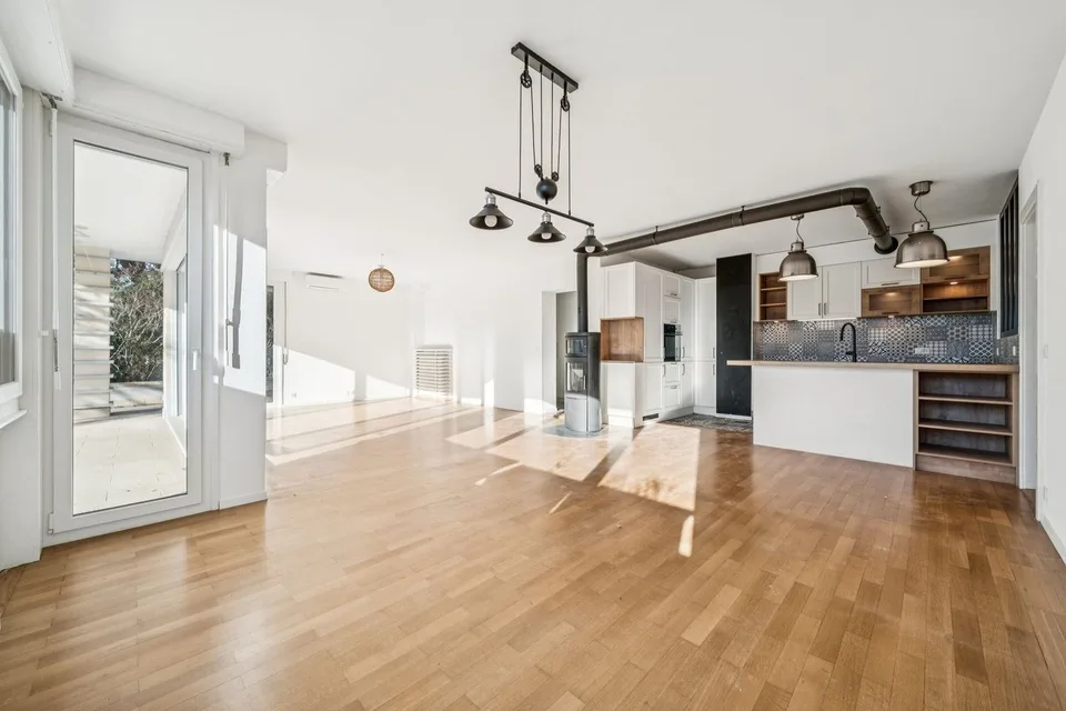 In einem Einfamilienhaus, 4 1/2 Zimmer mit Terrasse und eigenem Garten
