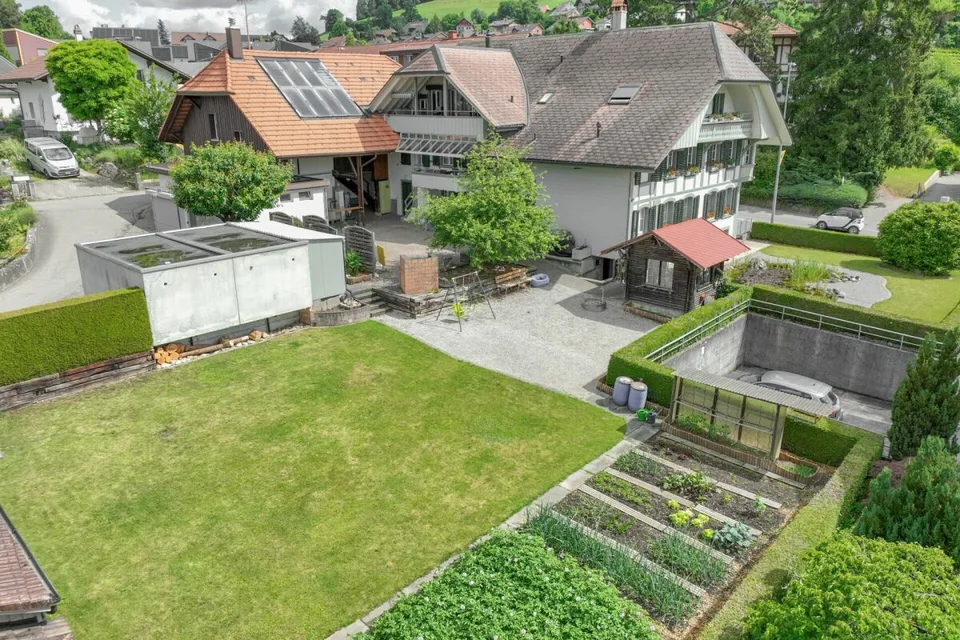 Casa colonica bernese storica con quattro appartamenti e spazio commerciale