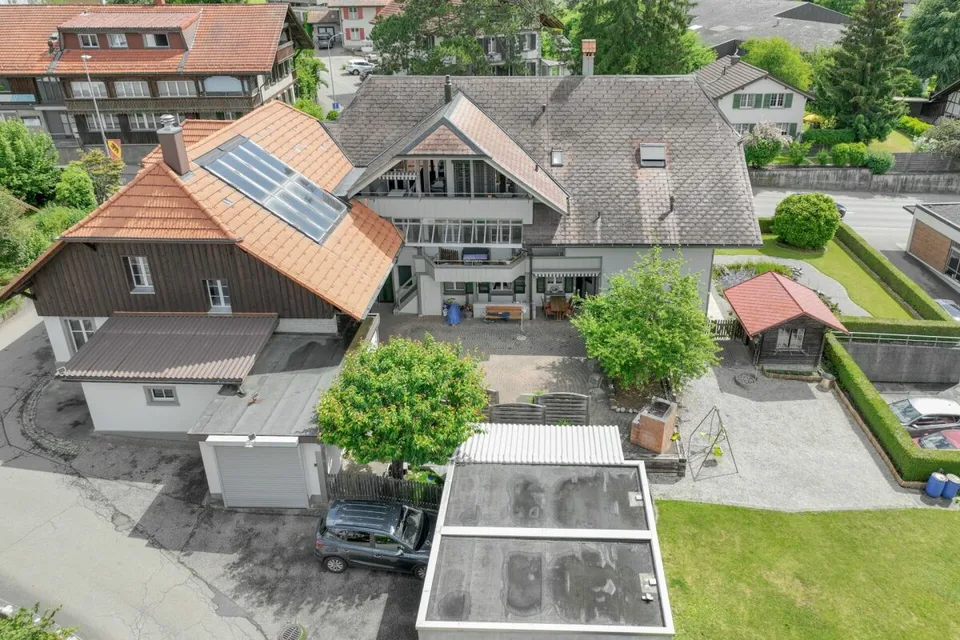 Casa colonica bernese storica con quattro appartamenti e spazio commerciale