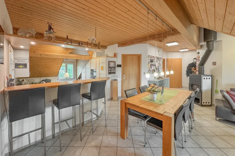 Casa colonica bernese storica con quattro appartamenti e spazio commerciale