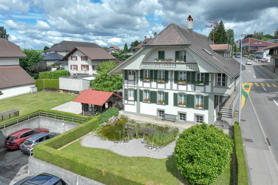 Historisches Berner Bauernhaus mit vier Wohnungen und Gewerbe
