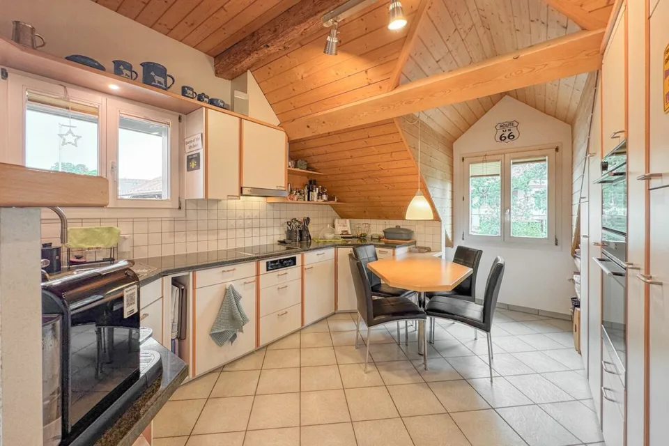 Casa colonica bernese storica con quattro appartamenti e spazio commerciale