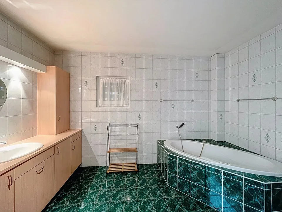 Geräumiges Familienhaus in begehrtem Viertel – Foto 6 von 13
