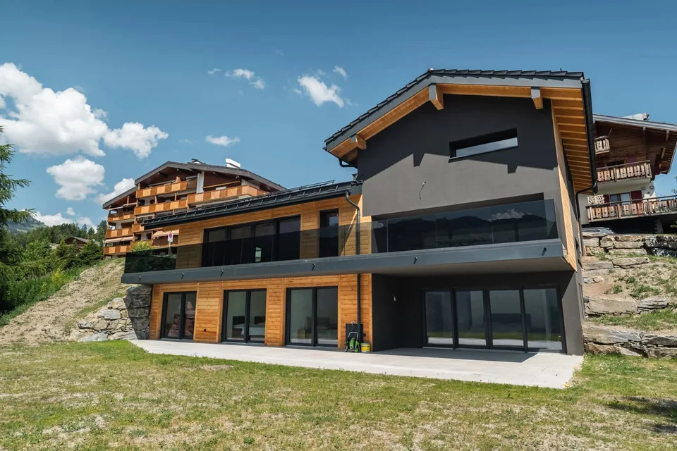 Nuovo chalet a Crans-Montana con vista panoramica.