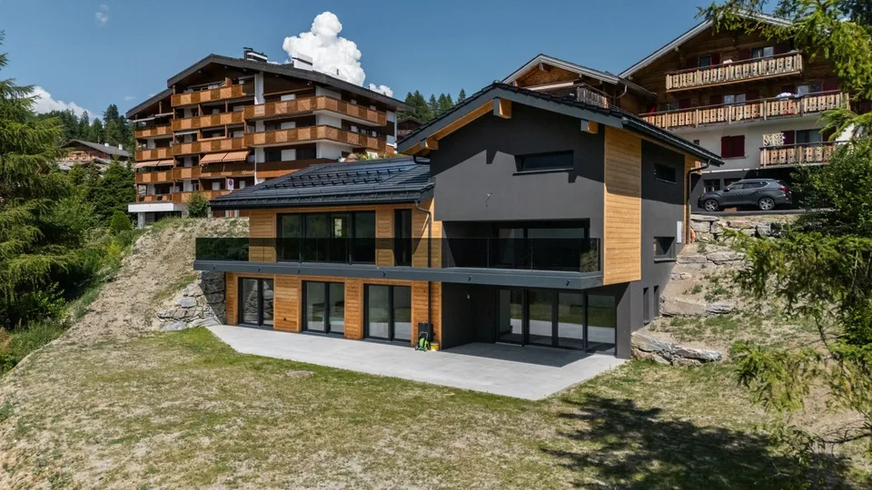 Nuovo chalet a Crans-Montana con vista panoramica.