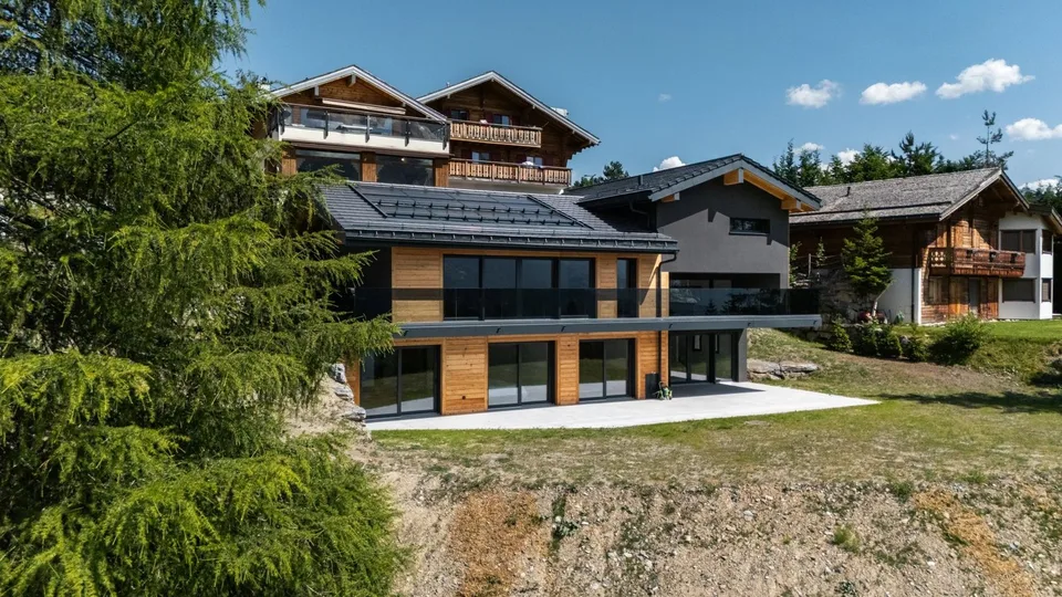 Nuovo chalet a Crans-Montana con vista panoramica.