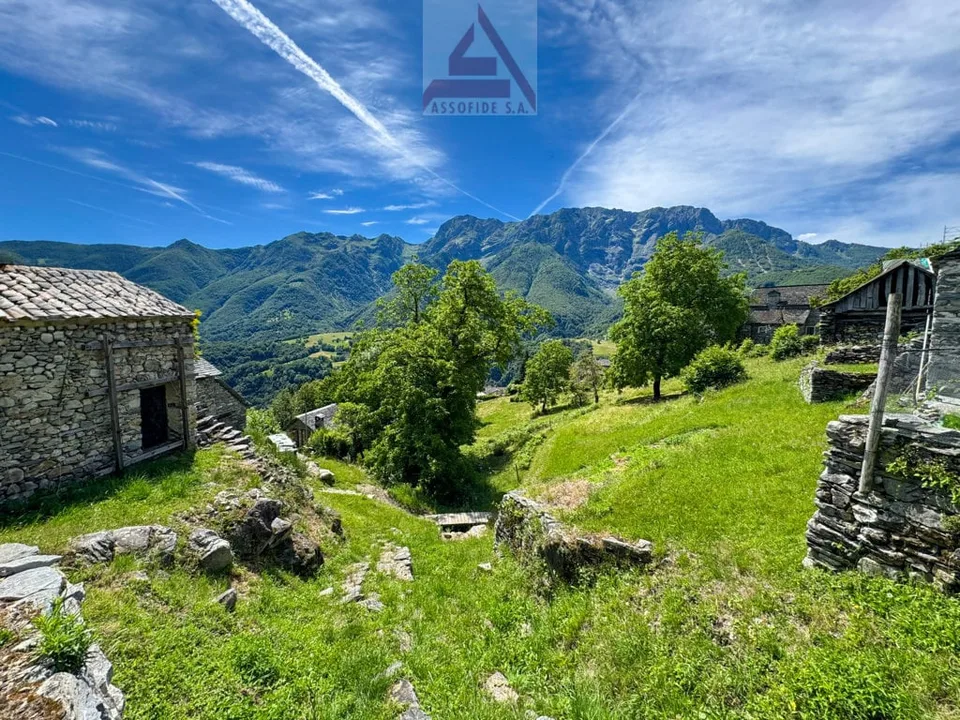 3 rustici da ristrutturare / 3 renovierungsbedürftige Rustici