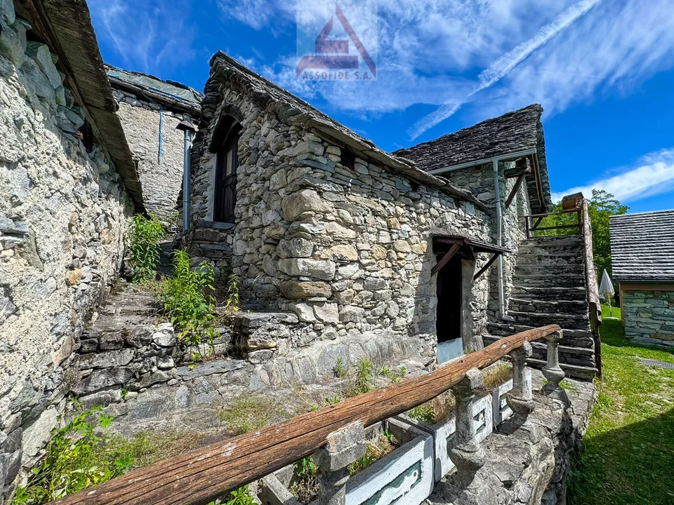 3 rustici da ristrutturare / 3 renovierungsbedürftige Rustici