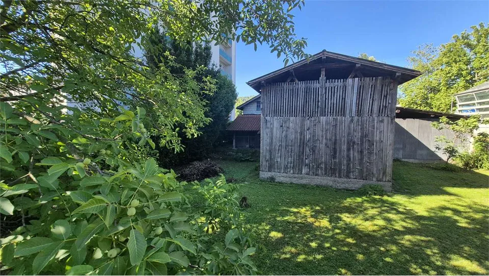 Einfamilienhaus mit großem Gartengrundstück und Baurecht im Herzen von Chiasso