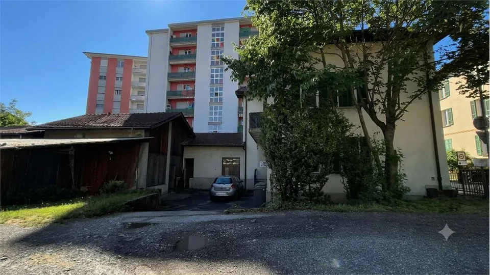 Einfamilienhaus mit großem Gartengrundstück und Baurecht im Herzen von Chiasso