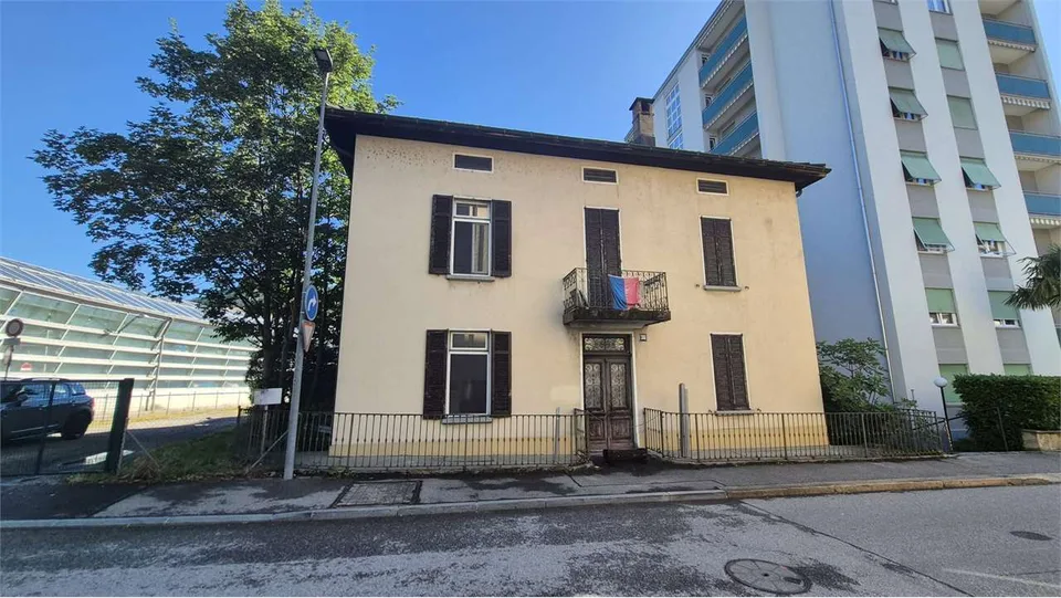 Einfamilienhaus mit großem Gartengrundstück und Baurecht im Herzen von Chiasso