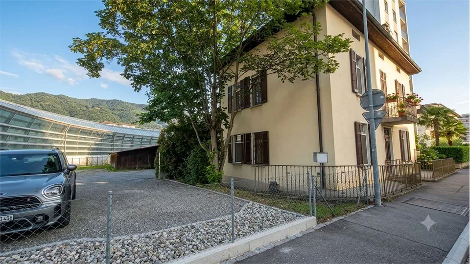 Casa indipendente con ampio giardino edificabile nel cuore di Chiasso