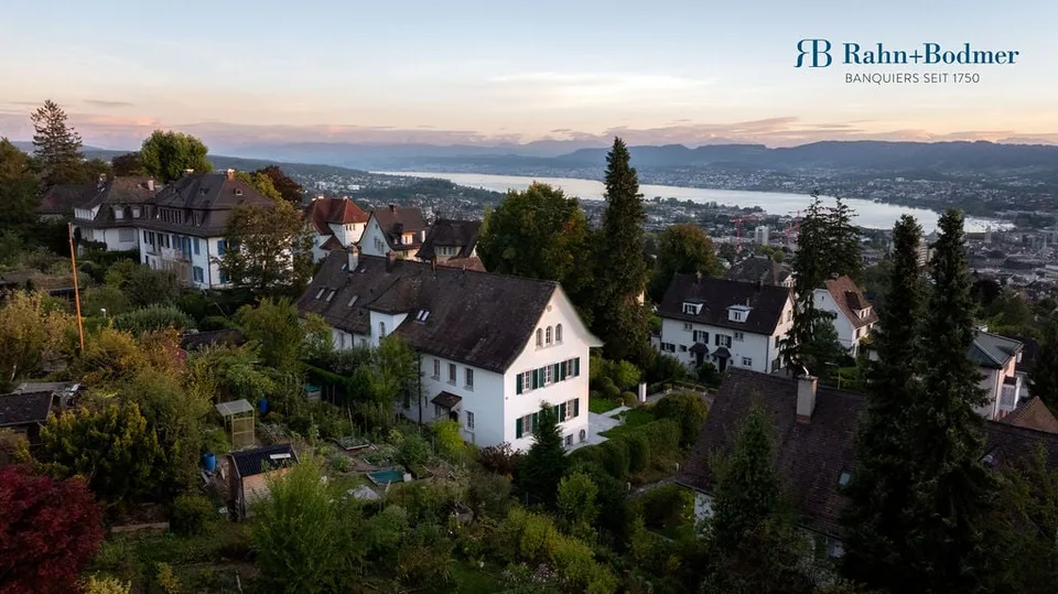 Exklusives Einfamilienhaus am Zürichberg mit Privatsphäre, Weitblick und separater Einliegerwohnung.
