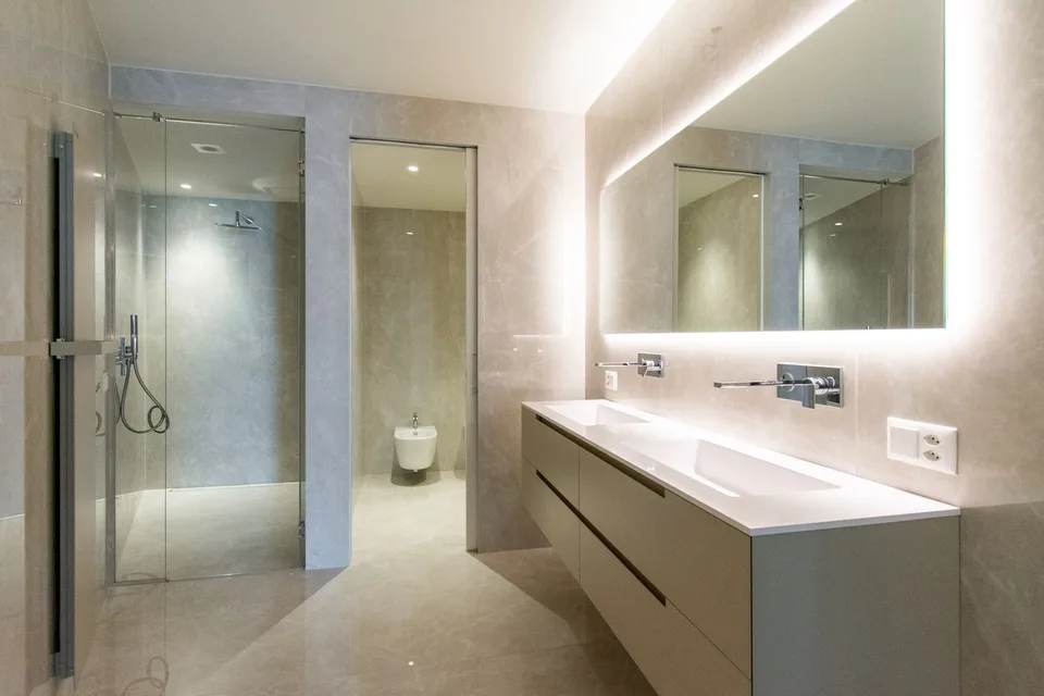 LUXURIÖSE WOHNUNG MIT GARTEN UND EINZIGARTIGER SEESICHT – Foto 13 von 16