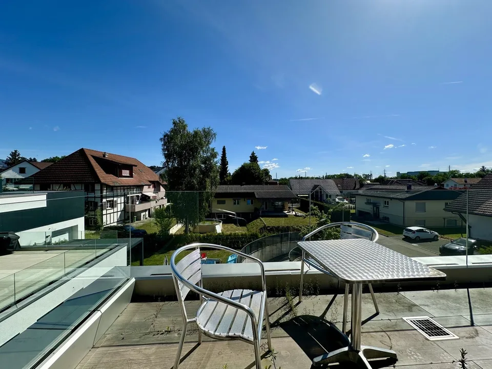 Moderne Designer-Attikawohnung mit Aussichtsterrasse und Einstellplatz – foto 8 di 13
