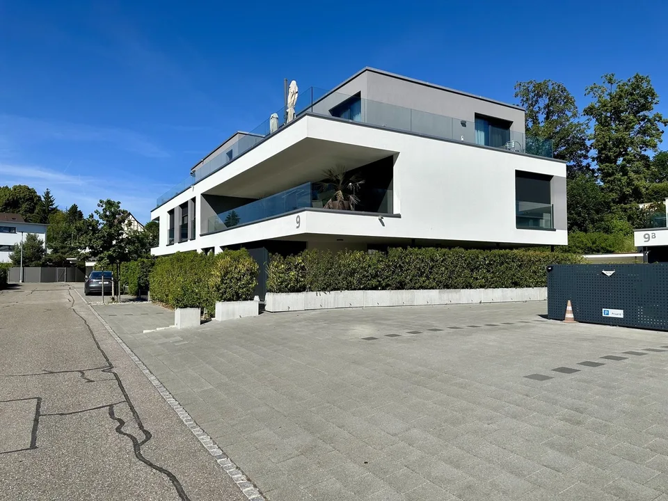 Moderne Designer-Attikawohnung mit Aussichtsterrasse und Einstellplatz