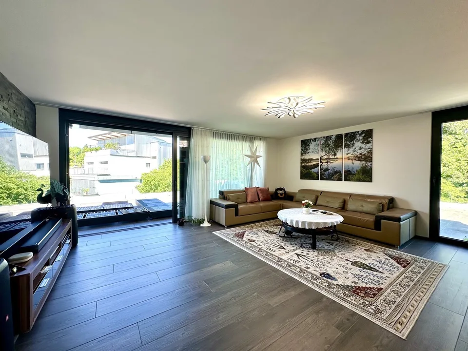 Moderne Designer-Attikawohnung mit Aussichtsterrasse und Einstellplatz