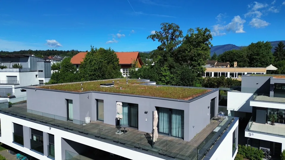 Moderne Designer-Attikawohnung mit Aussichtsterrasse und Einstellplatz