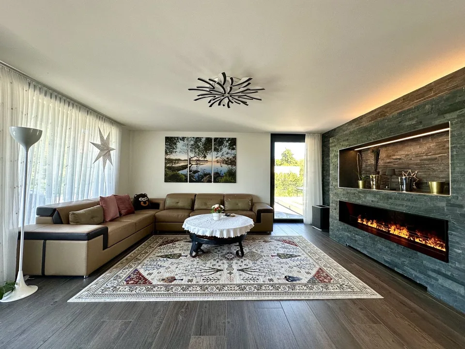 Moderne Designer-Attikawohnung mit Aussichtsterrasse und Einstellplatz