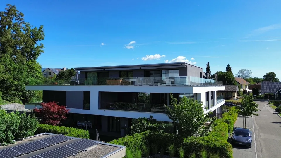 Moderne Designer-Attikawohnung mit Aussichtsterrasse und Einstellplatz