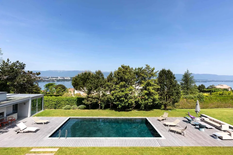 Contemporary villa in Cologny with lake and Jura views