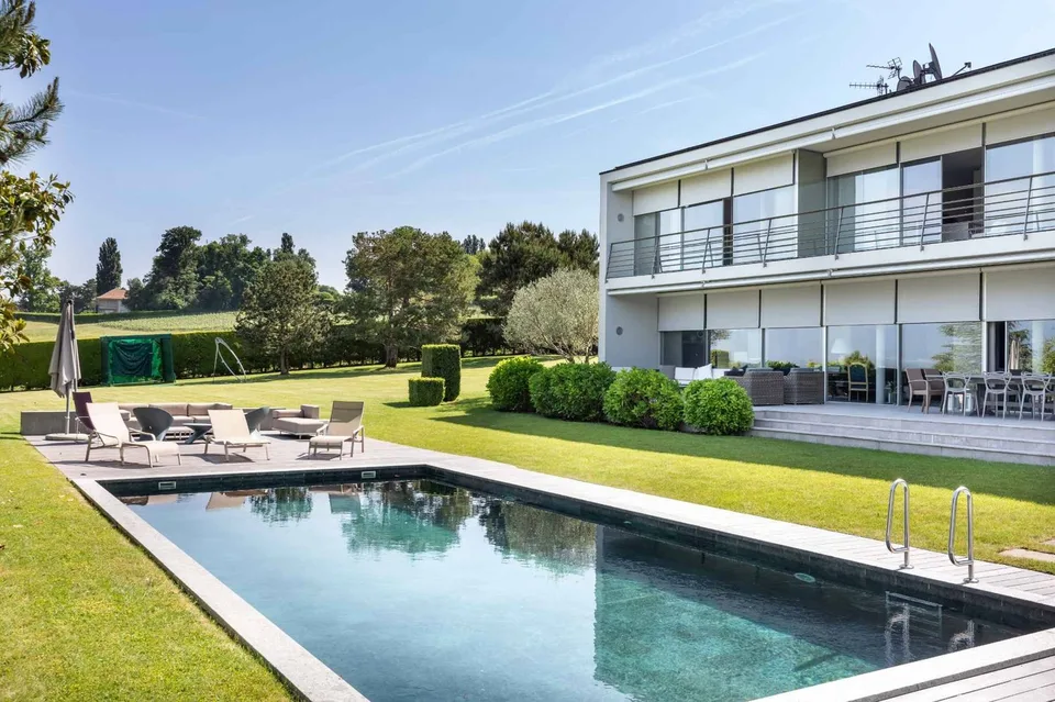 Contemporary villa in Cologny with lake and Jura views