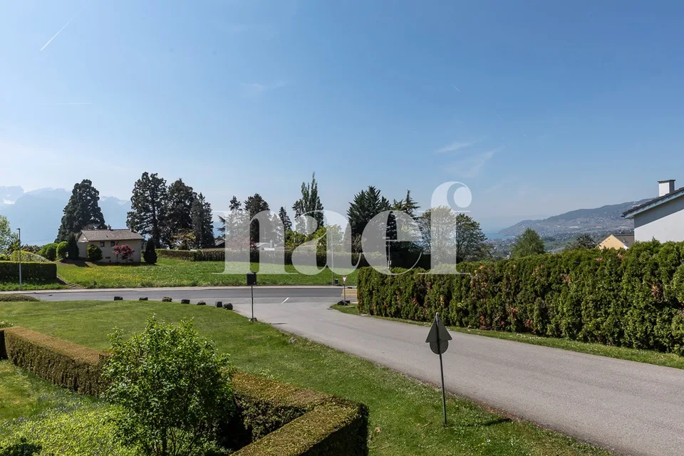Esclusivo! Ampio appartamento di 3,5 locali con balcone e vista libera sul lago in vendita a Chernex / Montreux