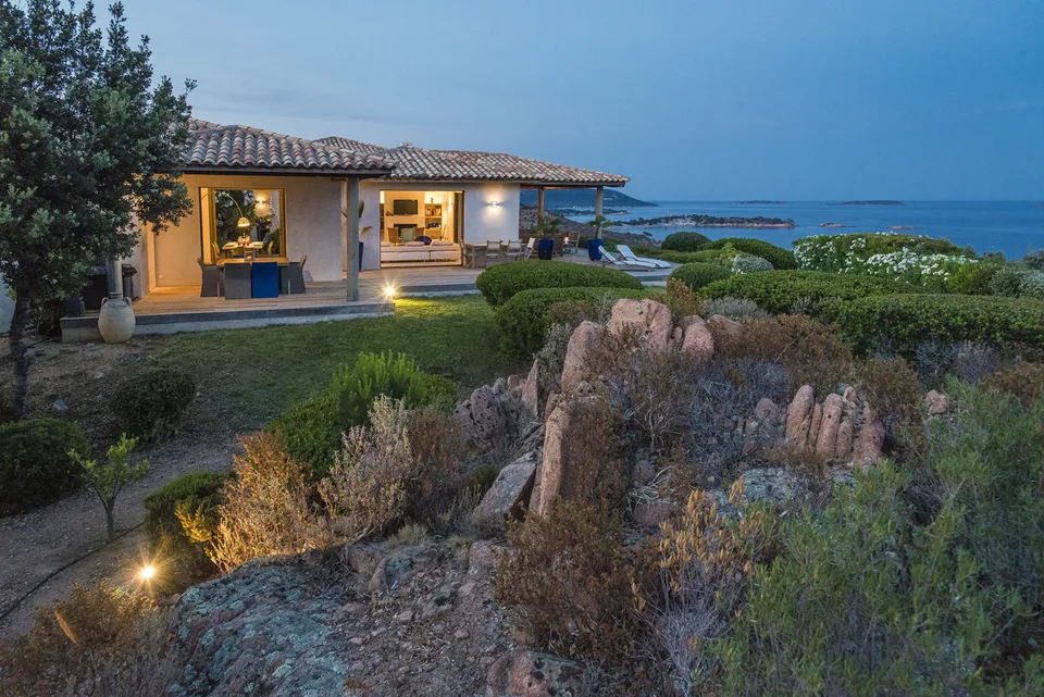 SUPERBA VILLA CON PISCINA A SBALZO PER LE VOSTRE VACANZE
