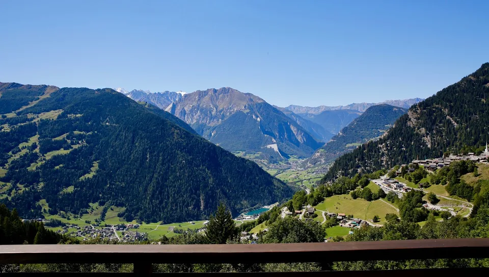 A bright 3 bedroom apartment, with panoramic views over the valley
