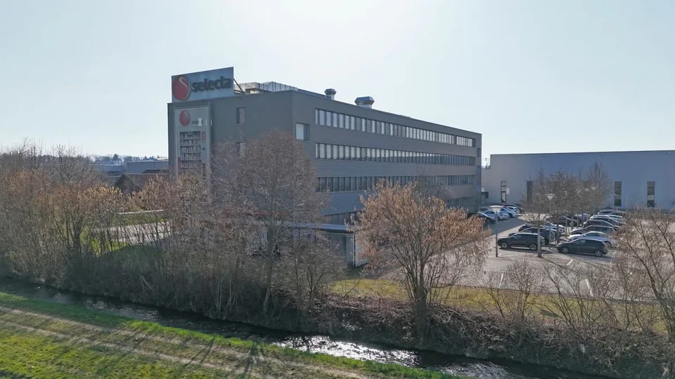 904 m2 commercial/office space