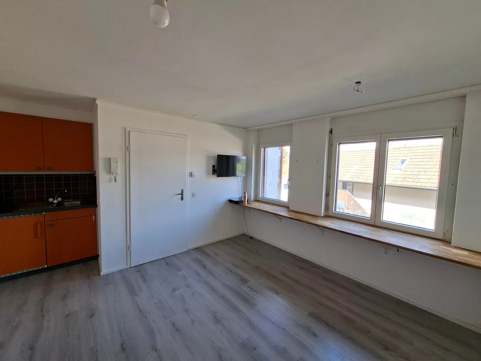 Bureau compact avec petit stockage à Lyss – 30 m² à louer