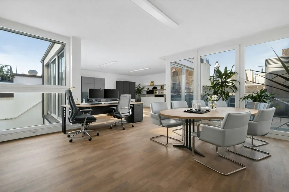 Moderne Bürofläche mit Terrasse
