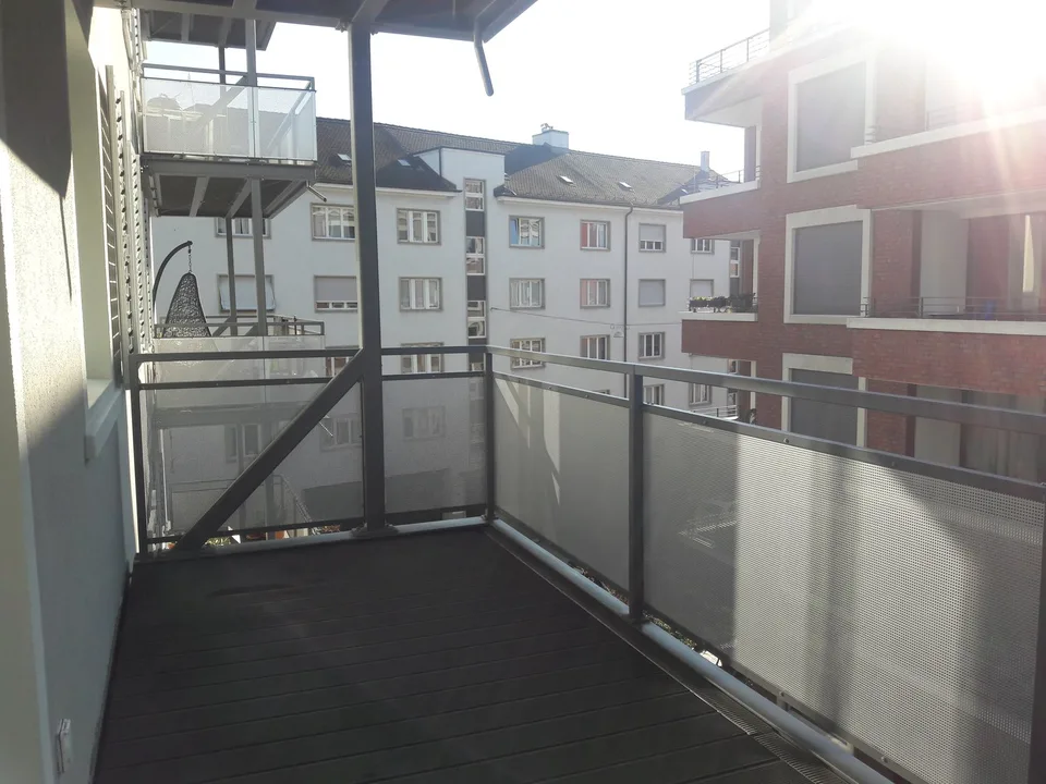 Moderne Stadtwohnung mit zwei Balkonen und eigenem Waschturm