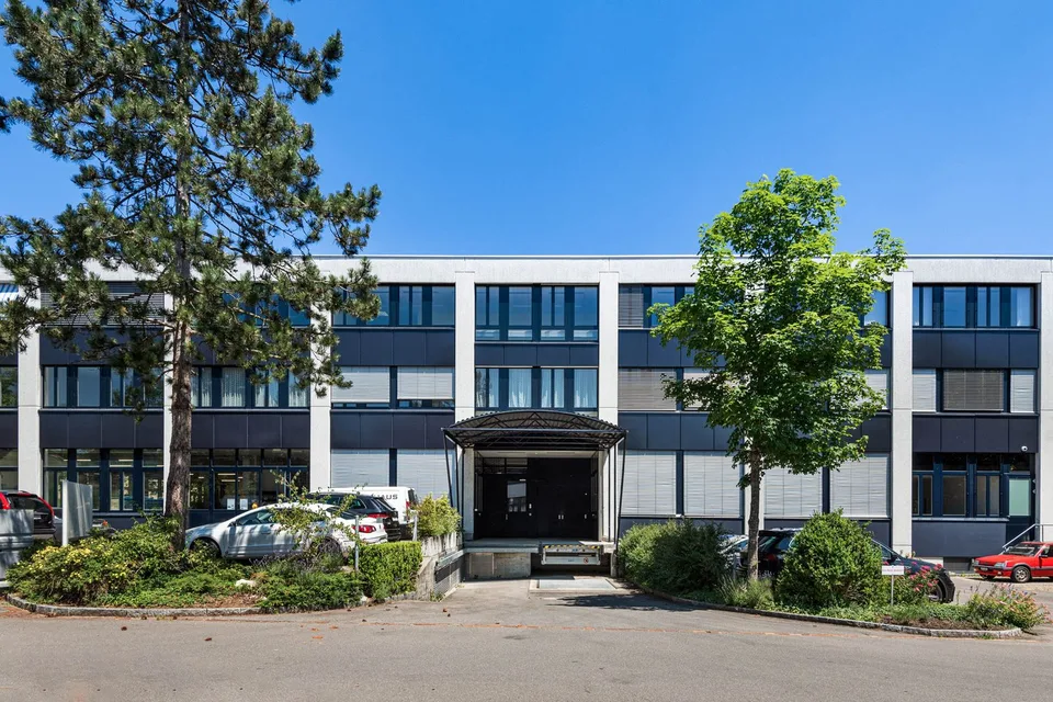 Espace de bureau aménagé avec accès à la plate-forme de marchandises – photo 7 sur 9