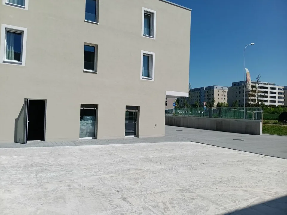 Geschäftsflächen im Gewerbezentrum Au Milavy 127 m2
