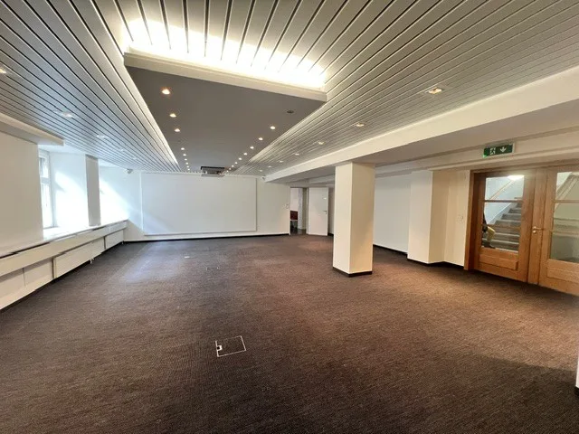 Bureaux prêts à être occupés avec des places de parking près de la gare de Zurich Enge