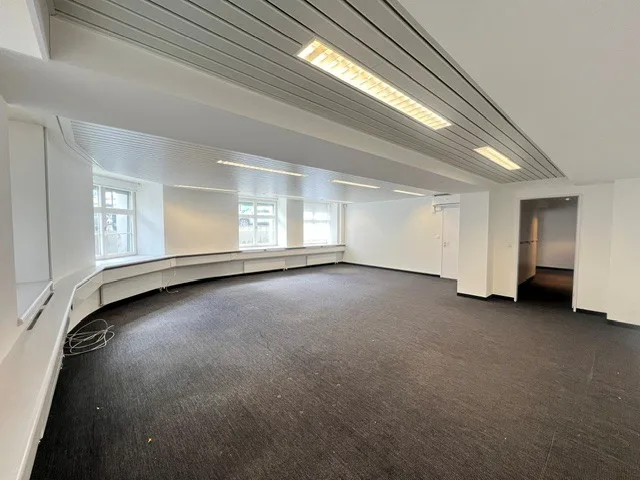 Bureaux prêts à être occupés avec des places de parking près de la gare de Zurich Enge