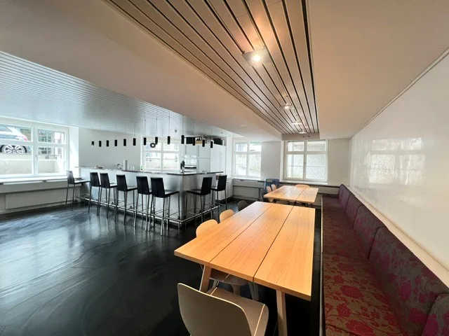 Bureaux prêts à être occupés avec des places de parking près de la gare de Zurich Enge