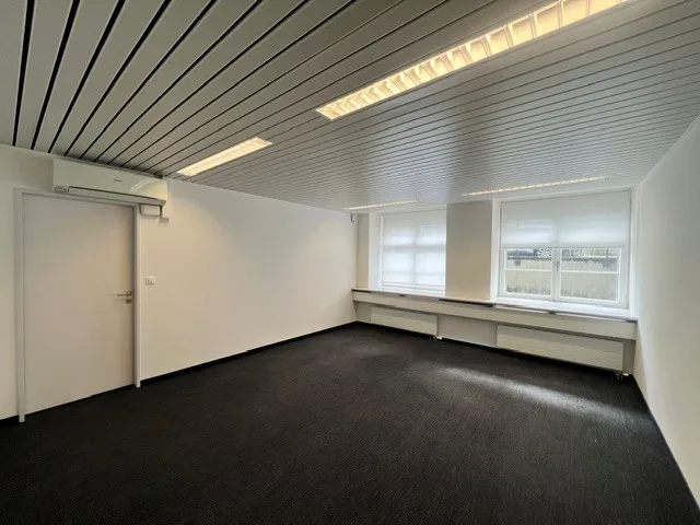 Bureaux prêts à être occupés avec des places de parking près de la gare de Zurich Enge
