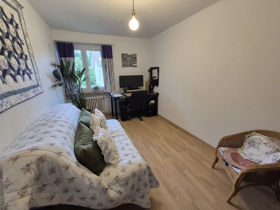 Helle 4.5-Zimmerwohnung mit Balkon in Brügg – Foto 6 von 7