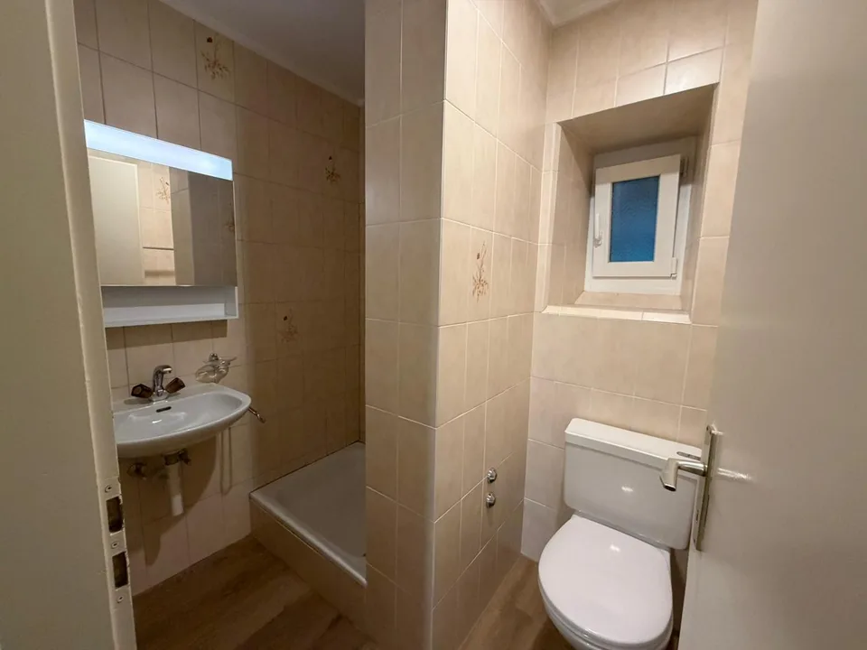 Charmantes 3-Zimmer-Wohnung in Neuchâtel – Erhöhtes Erdgeschoss mit Balkon