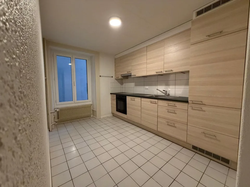 Charmantes 3-Zimmer-Wohnung in Neuchâtel – Erhöhtes Erdgeschoss mit Balkon