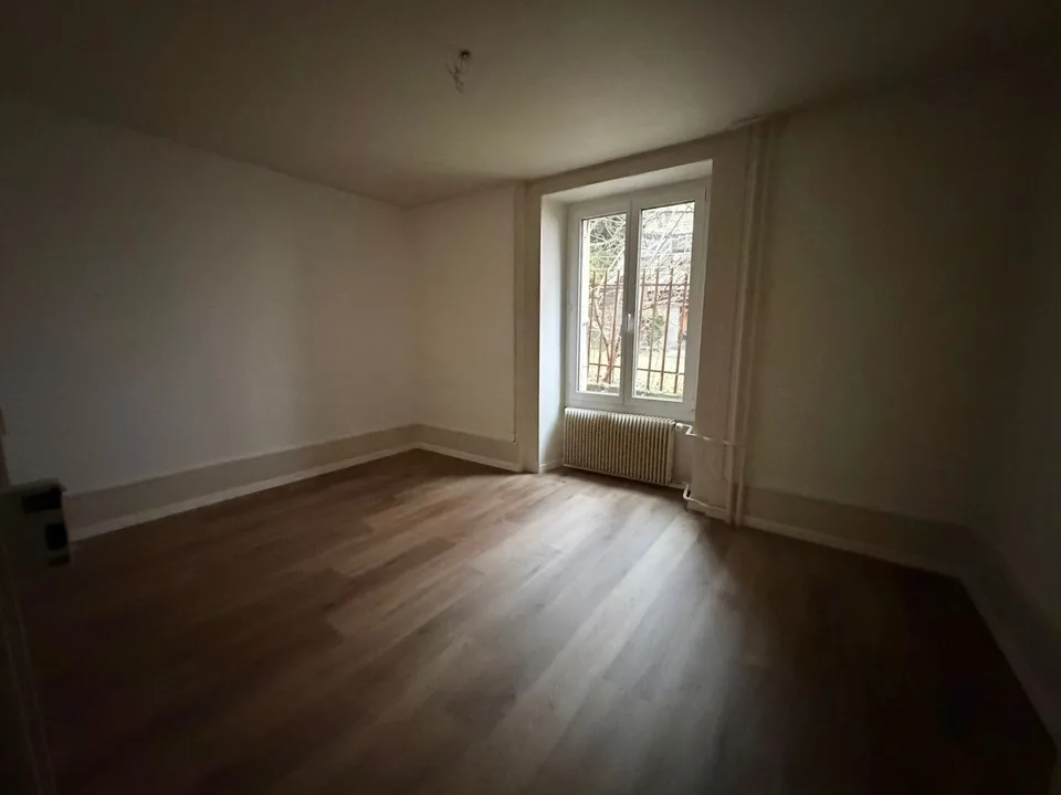Charmantes 3-Zimmer-Wohnung in Neuchâtel – Erhöhtes Erdgeschoss mit Balkon