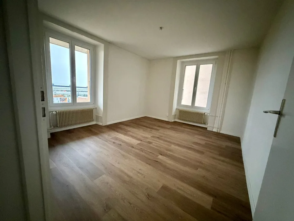 Charmantes 3-Zimmer-Wohnung in Neuchâtel – Erhöhtes Erdgeschoss mit Balkon