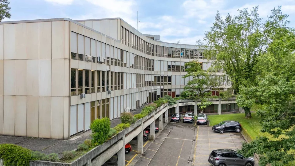 Des bureaux adaptés à votre croissance avec cafétéria et salle de réunion