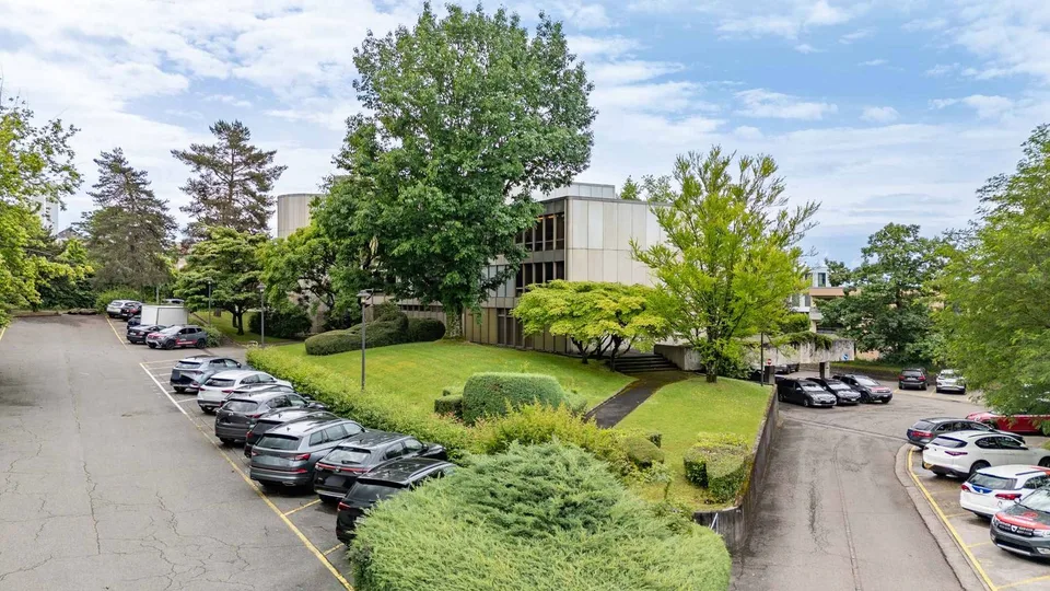 Des bureaux adaptés à votre croissance avec cafétéria et salle de réunion