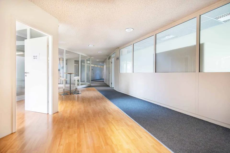 Des bureaux adaptés à votre croissance avec cafétéria et salle de réunion
