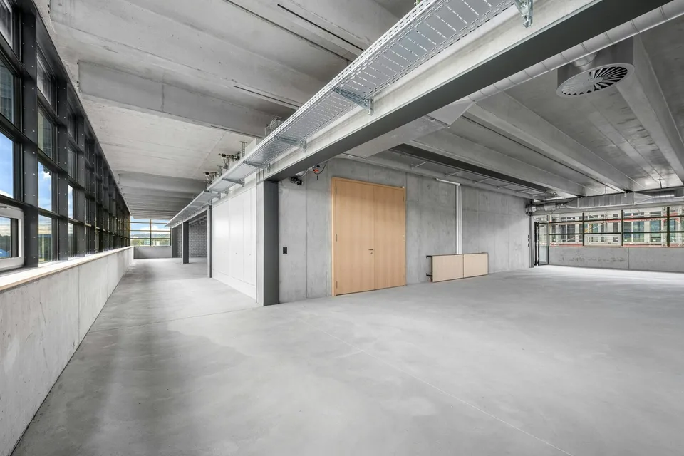 Lavorare con una vista ampia: spazi ufficio/commerciali da 134m² nel penthouse Zwhatt