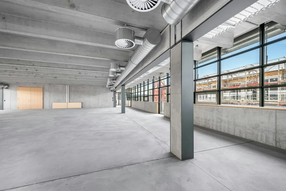 Lavorare con una vista ampia: spazi ufficio/commerciali da 134m² nel penthouse Zwhatt